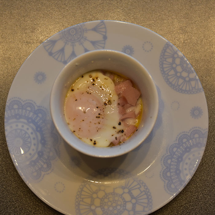 Egg i porsjonsform med pølse Ingredienser: 100 -150 g Pølse (biter) 1 ss Smør 4 Egg ½ - 1 ts Salt ¼ - ½ ts Pepper https://heidisboble.no/ @heidisboble