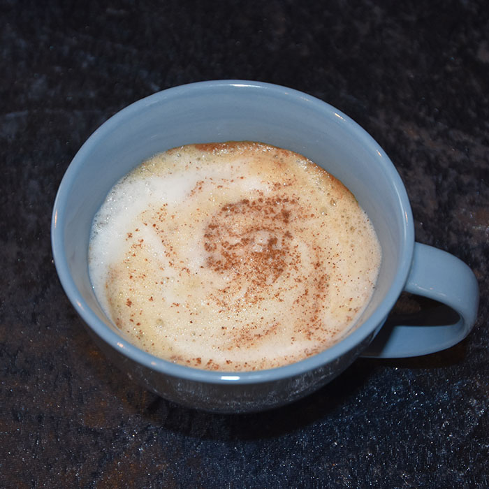 Gresskarpailatte - Starbucks sin oppskrift PUMPKIN SPICE LATTE … WITHOUT PUMPKIN (Starbucks) Ingredienser Kaffe (varm) 2 ts Honning ½ ts Gresskarpai-krydder (for oppskrift trykk HER) 2 dl Melk (varm) Tips! Du kan bruke den kaffen du ønsker i denne oppskriften. Topping (valgfritt): 1 knivsodd Gresskarpai-krydder (for oppskrift trykk HER) PUMPKIN SPICE LATTE … WITHOUT PUMPKIN (starbucks) Ingredienser Kaffe (varm) 2 ts Honning ½ ts Gresskarpai-krydder (for oppskrift trykk HER) 2 dl Melk (varm) Tips! Du kan bruke den kaffen du ønsker i denne oppskriften. Topping (valgfritt): 1 knivsodd Gresskarpai-krydder (for oppskrift trykk HER)